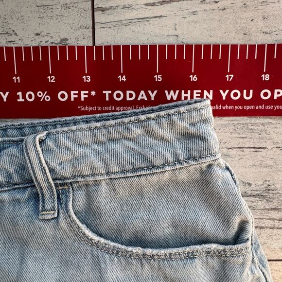 Hollister Curvy Ultra High Relaxed Mom Denim Shorts Eyelet Patch Sz 13 Waist 31 - Picture 4 of 5